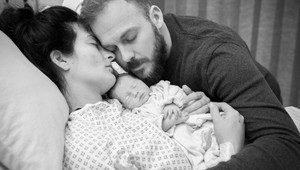 Na prvý pohľad nádherná rodinka, ale prečo im chýba úsmev? Dôvod vám zlomí srdce!