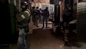 VIDEO: Policajti zhabali tisícky dávok heroínu a zadržali 10 osôb