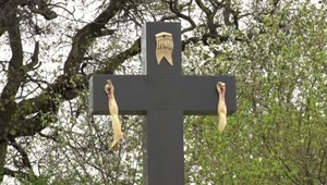 Z kríža odtrhli Ježiša.  Pripomínať mal krvavý masaker spred 500 rokov