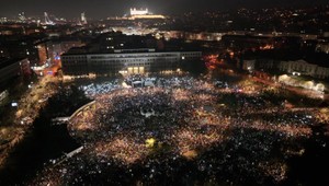 Stotisíc ľudí v uliciach: Pokojné protesty na Slovensku narušil incident v Bratislave