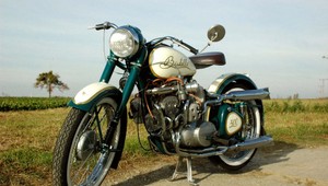 Český nadšenec vybavil Jawu Pérák preplňovaným desaťvalcom: Poriadne špecifickým