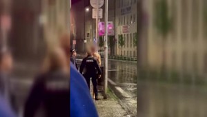 Muž, ktorý pobehoval po ulici nahý, sa prišiel ospravedlniť na policajnú stanicu