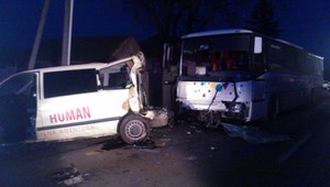 Pri zrážke mikrobusu a autobusu zomrel vodič (†60)