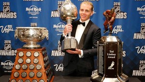 Patrick Kane ako prvý Američan s Hartovou trofejou