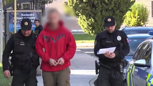 Agresívny opitý muž s fľašou prenasledoval ženu a vyhrážal sa jej zabitím