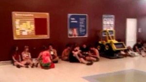 Festivalový dav uväznila búrka v hypermarkete. Chaos riešili policajti...