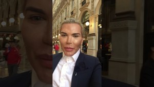 Bez korzetu ani na krok. Ken sa rozpadá