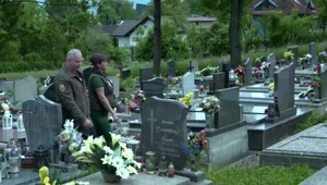 Dvaja ľudia si vytvorili dočasné bydlisko na zvláštnom mieste. Ide o cintorín