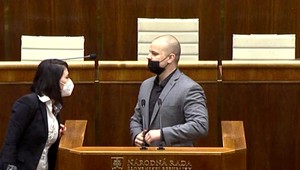 Poslanci rokujú o nových opatreniach: Mnohí z nich však ignorujú aj tie, ktoré už platia