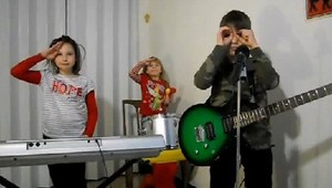 Rozkošný mini-Rammstein! Deti prespievali slávnu pieseň Ich Will
