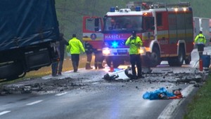 Tragická nehoda neďaleko Bánoviec. Auto sa zrazilo s kamiónom