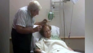 V dobrom aj v zlom. Video starostlivého starčeka dojalo svet