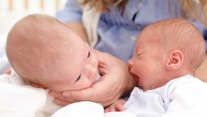 Narodili sa dvojičky. Každé v inom roku