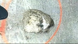 Tínedžeri hádzali z mosta kamene na autá. Zomrel otec päťročného chlapčeka