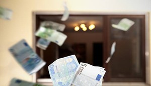 Najprv sa vydával za synovca, potom za policajta. Starenka naletela podvodníkovi a prišla o tisíce eur