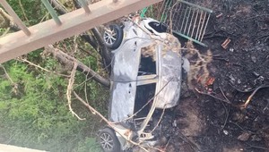 Tragická nehoda v Bratislave. Auto zhorelo, vodič zahynul
