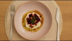 Pečená cvikla s bryndzovou penou, šalotkovou vinaigretou, medovými orieškami a pancettovými chipsami