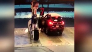 Zlodej chcel žene ukradnúť auto. Poliala ho benzínom