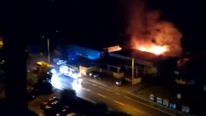 FOTO: Sklad reštaurácie v Humennom skončil v plameňoch. Išlo o prácu podpaľača?