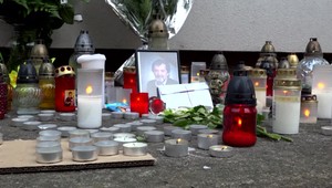 Učitelia z Vrútok na znak smútku vyšli z domovov v čiernom