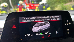 Elektromobil varoval vodičku pred možným požiarom. Hasiči museli zasiahnuť