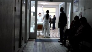 Drahomír skončil s ťažkými poraneniami v nemocnici. Obyvatelia hovoria, že spadol z kapoty