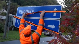 Na Kysuciach uzavreli kľúčový most, hlavný ťah brzdia kolóny