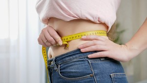 Ploché brucho bez cvičenia a bez diét? 10 jednoduchých trikov, ako na TO!