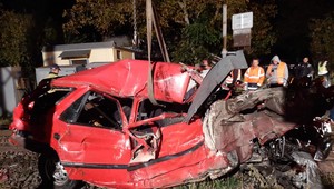 Pri Žarnovici došlo k zrážke auta s vlakom. Jeden muž následkom zranení podľahol