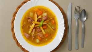 Šošovicová polievka s údeným, koreňovou zeleninou a vajíčkovou omeletou