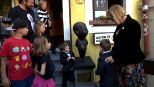 Bratislavské uličky zdobí nová socha. Niemanda môžu pre šťastie obchytkávať turisti aj miestni