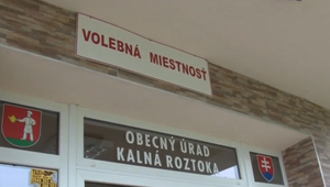 Chcela, aby sa jej syn stal obecným poslancom, tak mu pripočítala "pár hlasov" navyše