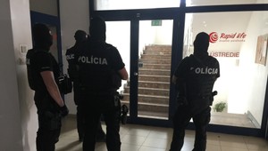Kukláči a polícia obsadili budovu poisťovne. Prešetrujú sťažnosti ľudí