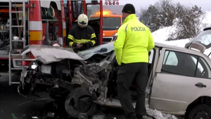 Strašná zrážka s tureckým kamiónom. Vodiča museli vyberať hasiči