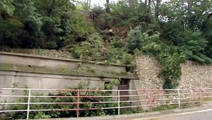 Devínska cesta v Bratislave je uzavretá, zosunul sa svah