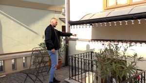 Počas dovolenky im niekto polial dom neznámou tekutinou. Zápachu sa nevedia zbaviť