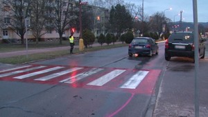 Zrážku na priechode si odniesla matka s 2-ročnou dcérou. Záchranári ich previezli do nemocnice