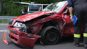 Pri čelnej zrážke sa zranili traja ľudia. V jednom z áut sedelo iba trinásťročné dieťa