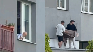 Hrôzostrašné chvíle v Plzni: Kým matka spala, dieťa (2) vyliezlo na vonkajšiu parapetu