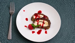 Čokoládová roláda so šľahačkou a malinami