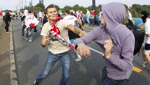 Pri ceste ruských fanúšikov na štadión sa strhla bitka s Poliakmi