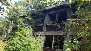 Zlodejov v kancelárií prichytil muž, zranili ho a podpálili budovu