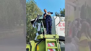 Netradičné svadobné auto. Ženích sa doviezol na vlastnú svadbu v kombajne