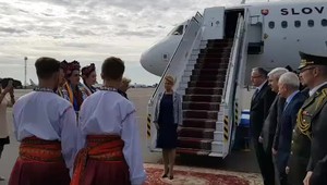 Prezidentka Čaputová na návšteve u Zelenskeho. Na Ukrajine ju privítali v tradičných krojoch