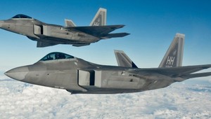 Takto to vyzerá, keď sa prevetrá 24 stíhačiek  F-22 Raptor naraz