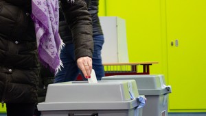 Voľba budúceho českého prezidenta začala na stanovištiach pre ľudí s koronavírusom