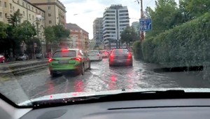 Zaplavené ulice, popadané stromy či nefunkčné semafory: Bratislavu sužuje dážď