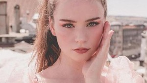 Na prvý pohľad vyzerá ako jej rovesníčky, no pozrite sa na jej vlasy! Videli ste už niečo také?