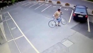 VIDEO: Muž hodil svoj bicykel do zaparkovaného auta. Pátra po ňom polícia