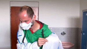 Vodičom zdravotných prepravných služieb chýbajú ochranné overaly. Používajú maliarske